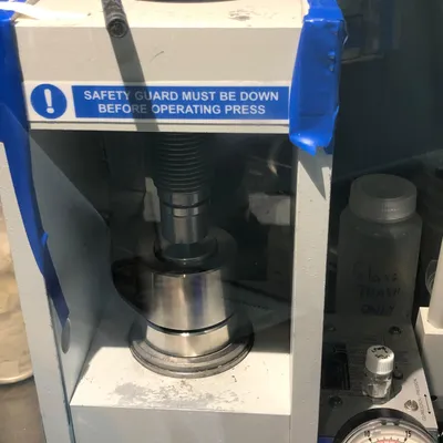 Hydraulic press used for pellet fabrication